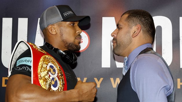 Anthony Joshua (vlevo) a Eric Molina ped soubojem o boxerskho ampiona v tk vze.