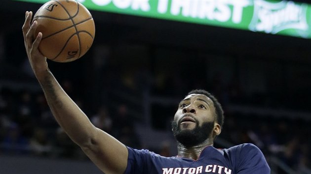 Andre Drummond z Detroitu zakonuje na ko Philadelphie, brnil ho Nerlens Noel.