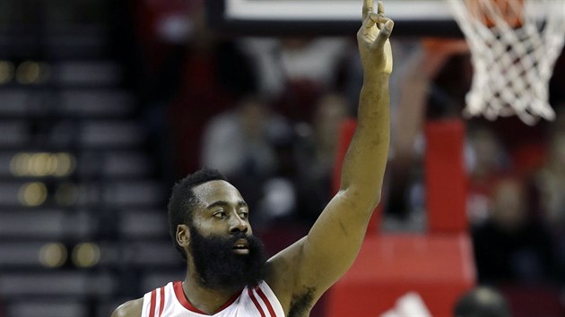 James Harden z Houstonu se raduje ze sv trojky.