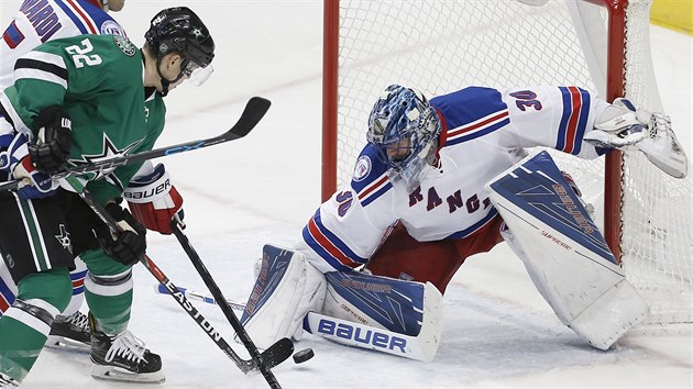 Ji Hudler (v zelenm) z Dallasu ped brankou  Henrika Lundqvista z NY Rangers.