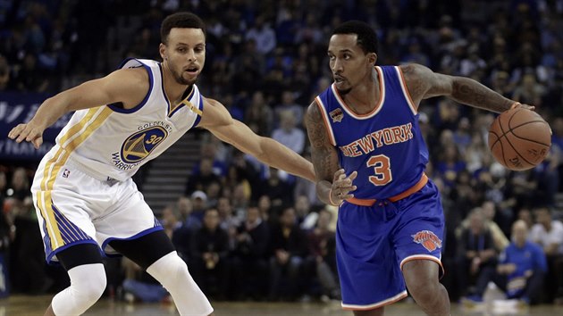 Brandon Jennings (vpravo) z New Yorku obchz Stephena Curryho z Golden State.