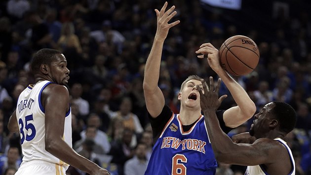 Kristaps Porzingis (uprosted) z New Yorku bojuje s Draymondem Greenem z Golden State, sleduje je Kevin Durant.