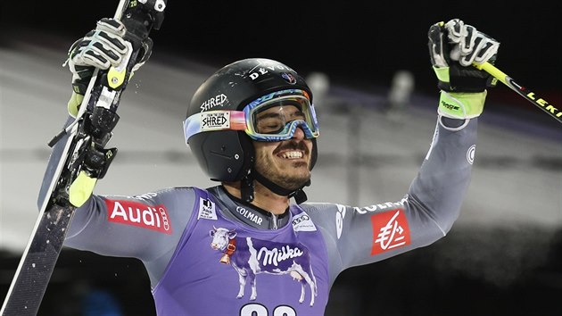 JEDNA HLKA STAILA. Cyprien Sarrazin se raduje, v Alta Badii vyhrl paraleln ob slalom Svtovho pohru.