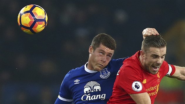 Ross Barkley (vlevo) z Evertonu a Jordan Henderson z Liverpoolu v hlavikovm souboji.