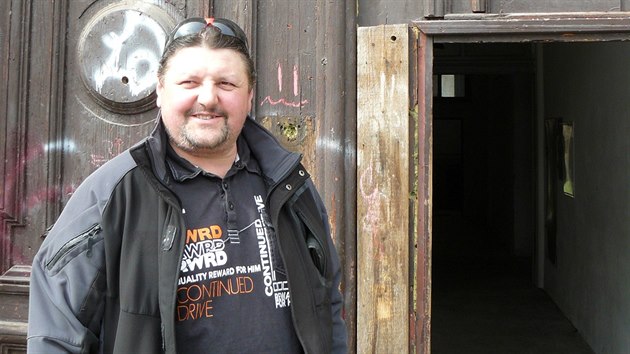 Milan Mircea Filipcik před domem v Soukenické ulici v Olivětíně (14.4.2015).