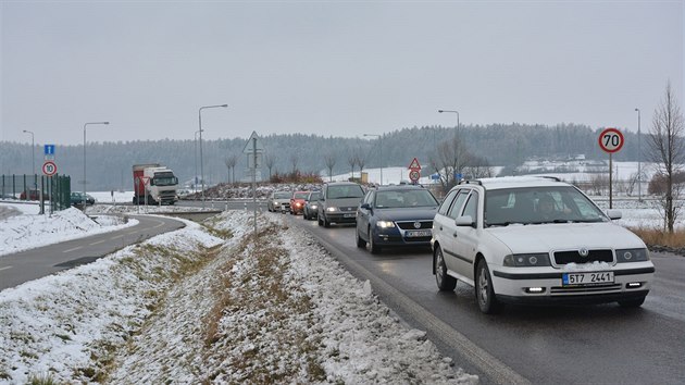 Kolony vozidel poblíž automobilky v Kvasinách na Rychnovsku v době střídání směn (19. 12. 2016).