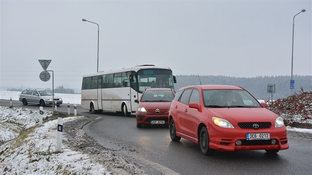 Kolony vozidel pobl automobilky v Kvasinch na Rychnovsku v dob stdn smn (19. prosince 2016)
