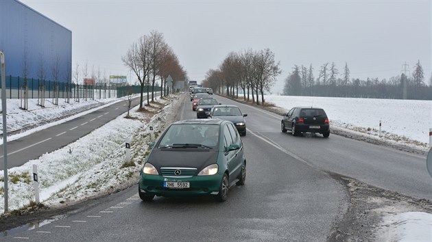 Kolony vozidel pobl automobilky v Kvasinch na Rychnovsku v dob stdn smn (19.12.2016).