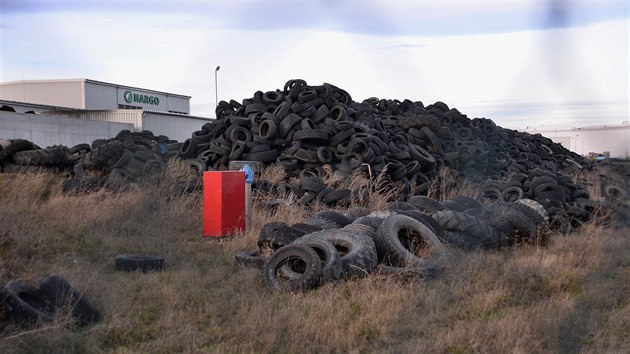 Hromady válejících se starých pneumatik před někdejší firmou Hargo.
