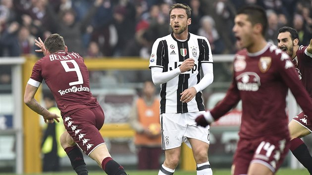 Andrea Belotti z FC Turn oslavuje gl v derby proti Juventusu.