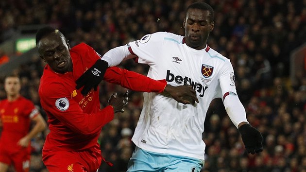 Liverpoolsk tonk Sadio Man bojuje o m s Pedrem Obiangem z West Hamu.