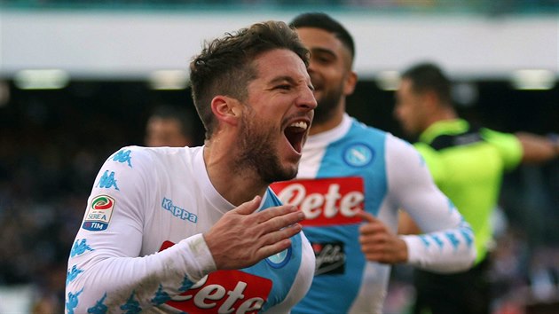 ZNOVU DIL. tonk Neapole Dries Mertens dal hattrick ve druhm zpase po sob.