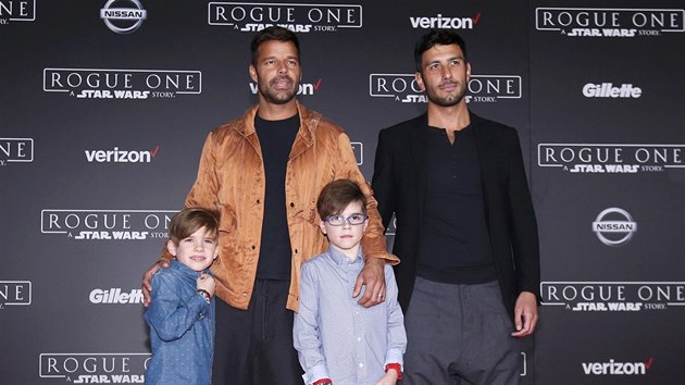 Ricky Martin, jeho synov Matteo a Valentino a zpvkv partner Jwan Yosef (Los Angeles, 10. prosince 2016)