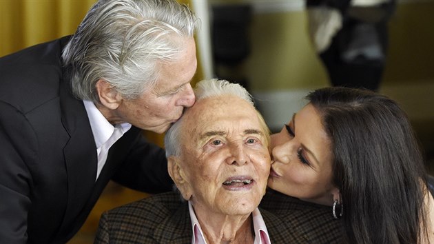 Kirk Douglas, jeho syn Michael a snacha Catherine Zeta-Jonesová na oslavě 100. narozenin herecké legendy (Beverly Hills, 9. prosince 2016)