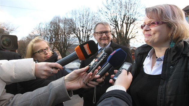 Ministr dopravy Dan �ok na sch�zce se starostkou obce Prackovice, kam z D8 st�k� podle m�stn�ch voda