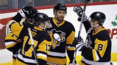 Hokejisté Pittsburghu slaví jeden z gól proti Arizon. Zleva: Bryan Rust, ...