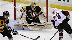 Matt Murray v brance Pittsburghu chytá stelu Brendana Perliniho z Arizony,...