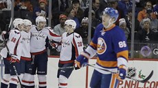 Hokejisté Washingtonu slaví gól na ledě  NY Islanders. Zklamaně odjíždí Nikolaj...