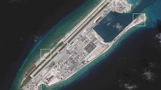 Na satelitních snímcích ostrov v Jihoínském moi jsou podle AMTI patrné...