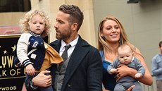 Ryan Reynolds s manželkou Blake Lively a dcerami (Los Angeles, 16. prosince...