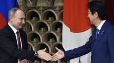 Ruský prezident Vladimir Putin (vlevo) a japonský premiér inzó Abe pi setkání...