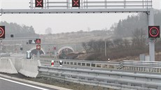 Jedna z částí dostavěného úseku dálnice D8 u Radejčína těsně před otevřením...