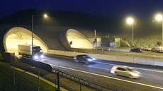 První auta projíždějí nově otevřeným úsekem dálnice D8 u Řehlovic (17.12.2016)
