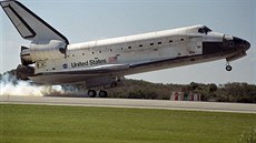 STS-95, pistání raketoplánu Discovery, na palub je také John Glenn.