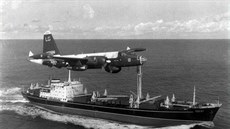 Námořní hlídkový a protiponorkový letoun Lockheed SP-2H Neptune v těsné...