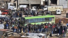 V Aleppu v pátek druhým dnem pokrauje evakuace. Odjezd civilist i povstalc...