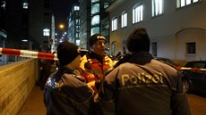 Policisté zakrývají tlo nalezené poblí islámského centra (19. prosince 2016)