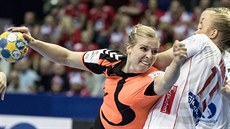 Danick Snelderová z Nizozemska skóruje ve finále mistrovství Evropy proti...