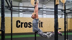 Zapomete na kolní zábavu: v CrossFitu se houpete jen vy - kruhy by se skoro...