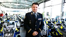 Zástupci policie bhem pebírání 135 nových motocykl BMW v Brn (12. prosince...