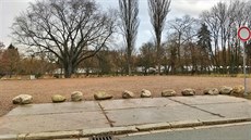 Vjezdu na parkovi�t� u Tyr�ových sad� brání n�kolik velkých kamen�. �idi�i tak...
