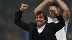 JEDENÁCT. Italský trenér Chelsea Antonio Conte slaví po zápase s Crystal Palace...