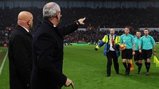 Nespokojený trenér Leicesteru Claudio Ranieri eká na rozhodího Craiga Pawsona...