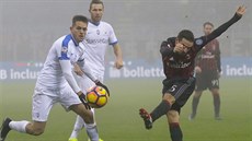 Fotbalista AC Milán Giacomo Bonaventura stílí v domácím utkání italské Serie A...