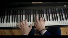 Pianista ve videoklipu hraje na nástroj z dílny Steinway.