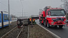 Hasii odstraují automobil, který v Ostrav skonil v tramvajovém kolejiti....
