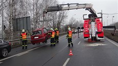 Hasii odstraují automobil, který v Ostrav skonil v tramvajovém kolejiti....