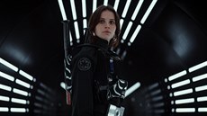 Hlavní hrdinku Jyn Erso ztvárnila Felicity Jonesová.
