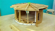 Model slamno-hlinného domku, který  je jednou z ueben Základní koly a...