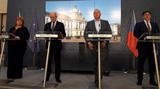 Premiér Bohuslav Sobotka a ministr vnitra Milan Chovanec po jednání s �editelem...