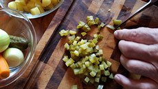 Vařené brambory pokrájejte na kostičky, stejně jako ostatní zeleninu. 