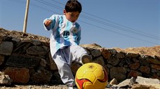 Afghánský chlapec Murtaza Ahmadi v argentinském dresu Lionela Messiho.