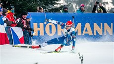 OSUDNÝ PÁD. Ondej Moravec padá ve stíhacím závodu v Novém Mst na Morav.