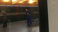 Mu v uniform Dopravního podniku vyhrooval mladému idovi v metru.