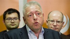 Ministr vnitra a statutární místop�edseda �SSD Milan Chovanec (uprost�ed)...