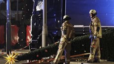 Pobořený vánoční strom hned vedle kamionu, jehož řidič vjel na trh v Berlíně...